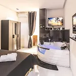 - House With Private Jacuzzi 펜션