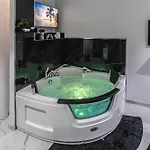 - House With Private Jacuzzi 펜션 *
